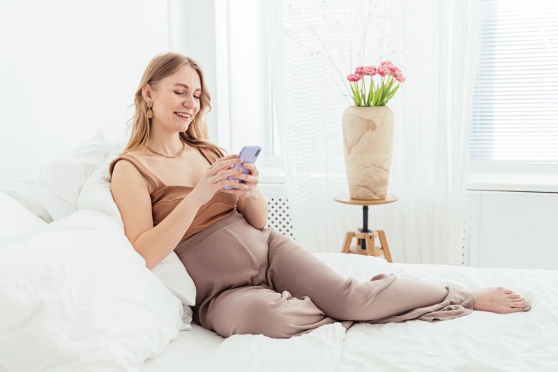 pregnant woman using her cellphone | pocket spring mattresses