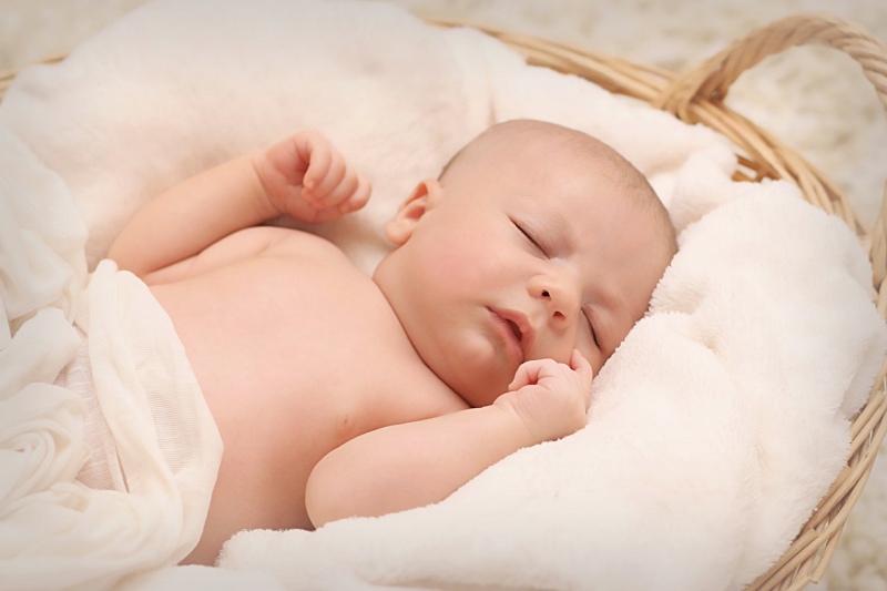 baby sleeping on white cotton | baby's sleep pattern