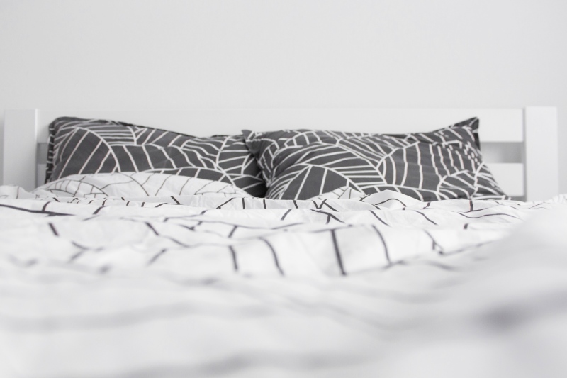 black and white bedsheets and pillows | fitted bedsheets