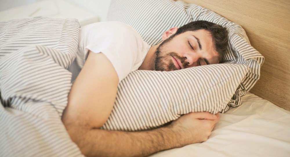 photo of sleeping man | best mattress for sleep apnea